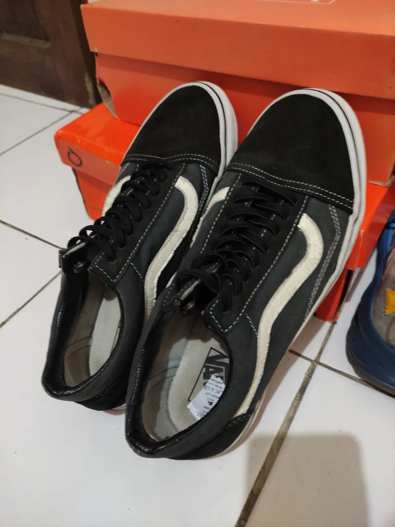 VANS Futurist Casual Sneakers Pria white black photo 1