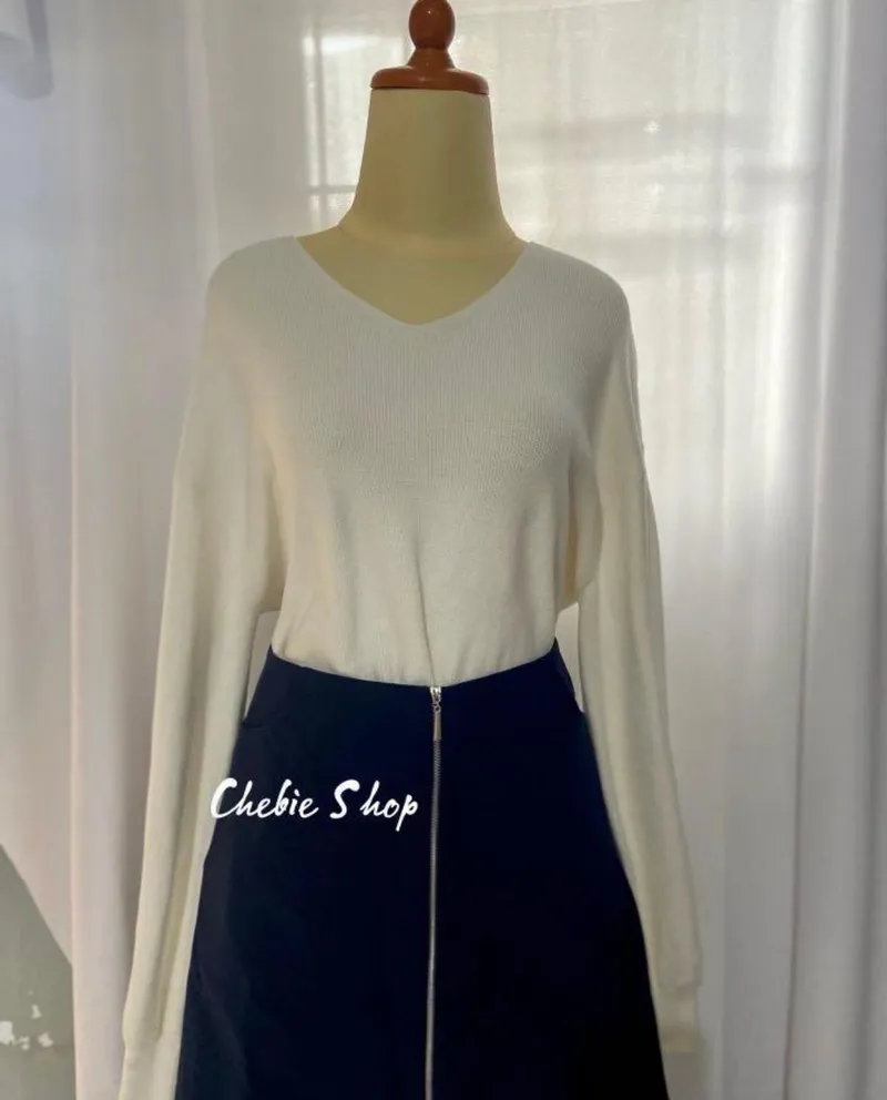 Uniqlo Streetwear Cardigan Wanita white photo 1