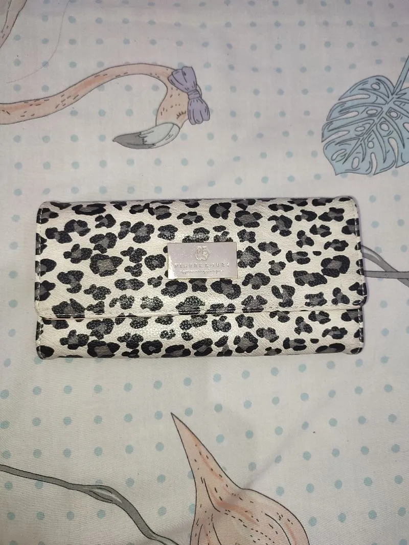 Pierre Loues dompet photo 1