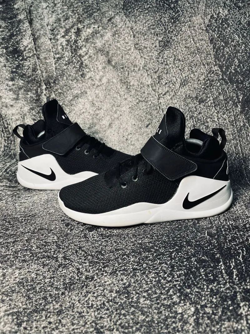 Nike kwazi black white photo 1