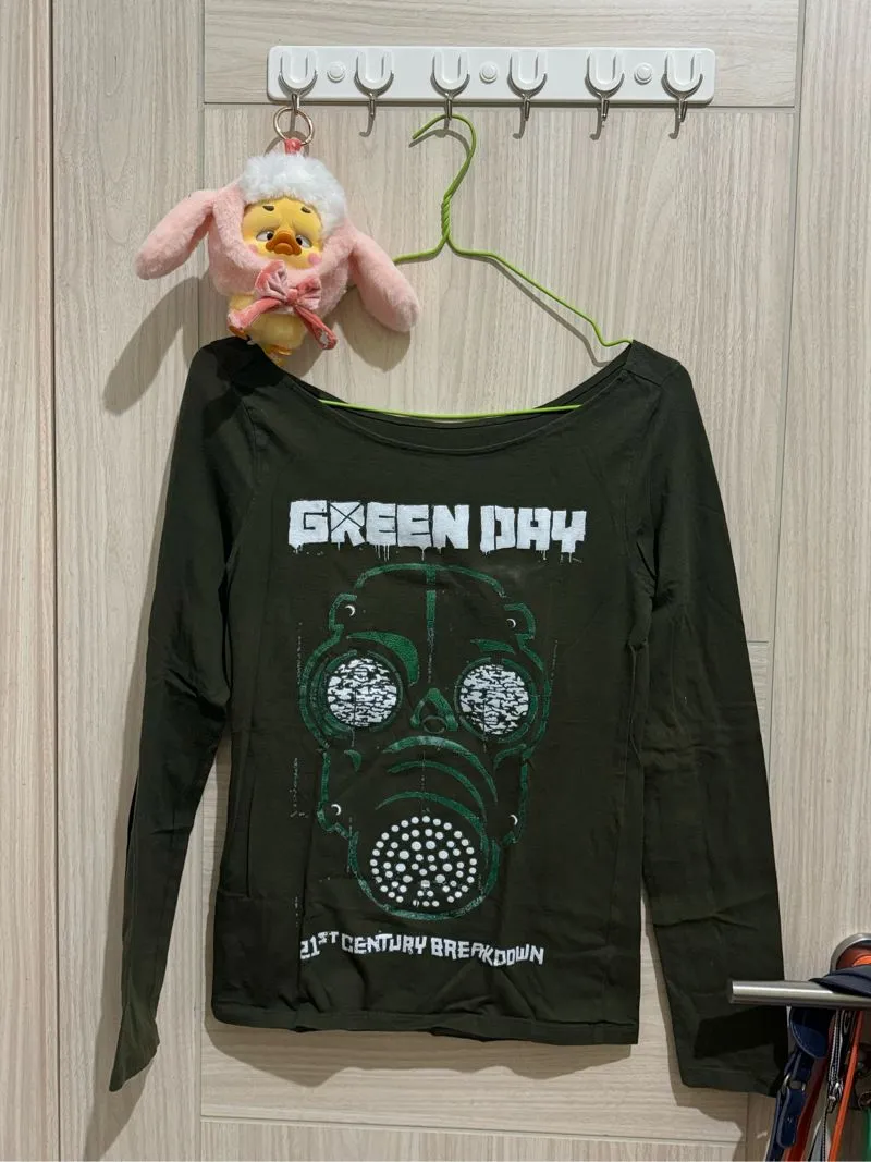 Off Shoulder Tee Green Day photo 1