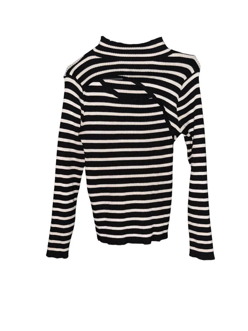 Turtleneck Hitam Putih photo 1