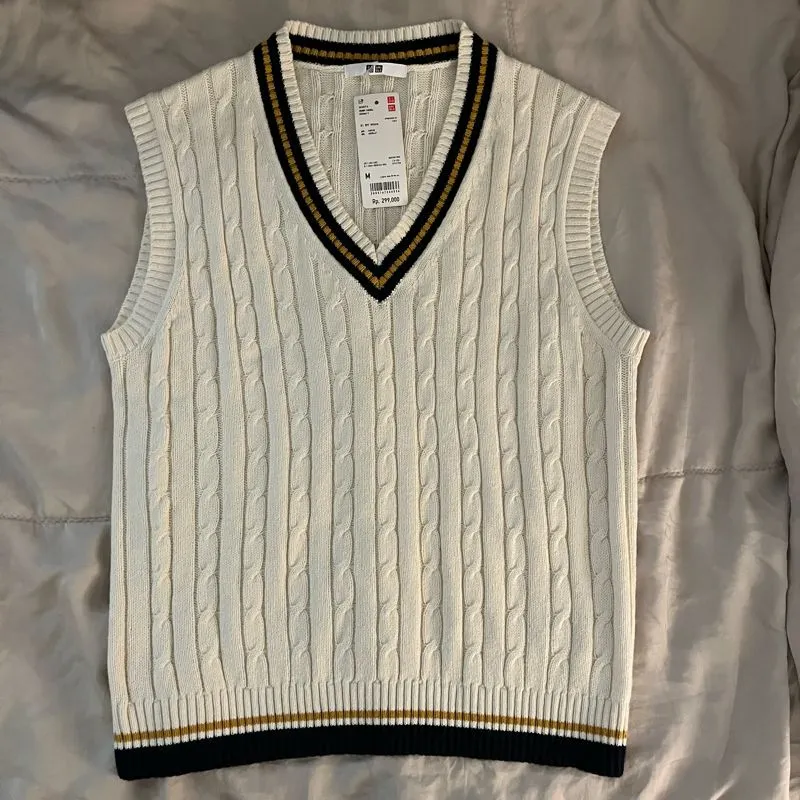Uniqlo white cable V neck vest  photo 1