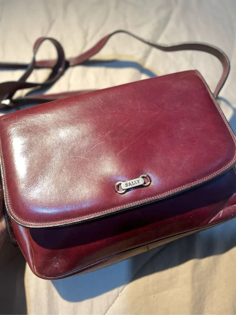 Sac à Main Vintage BALLY En Cuir Bordeaux – Porté épaule Ou Bandoulière – Occasion En Très Bon état