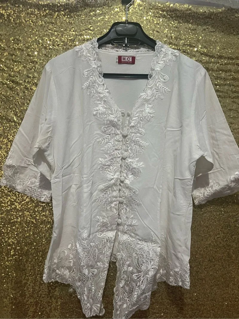 White kebaya photo 1