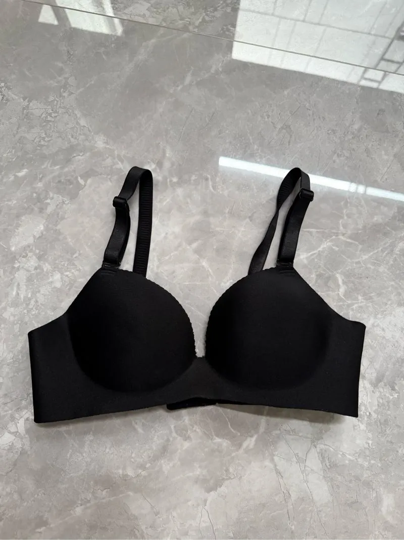 black bra photo 1