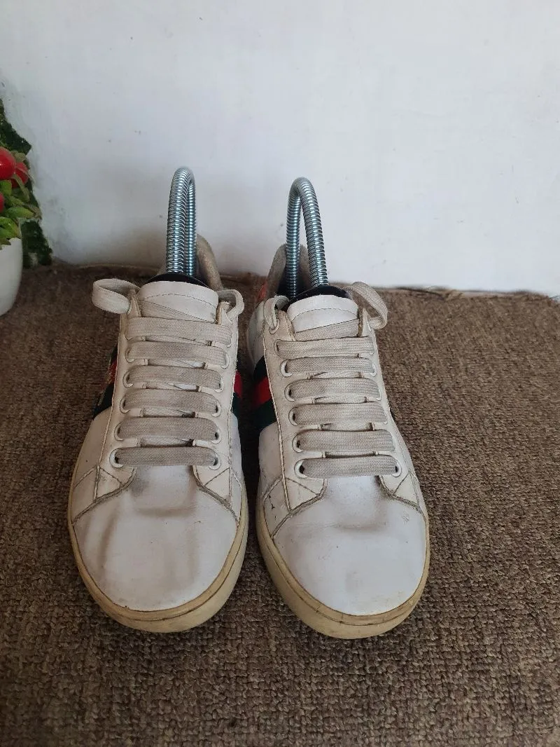 sepatu gucci gucci white bee trainers Sepatu Gucci and bee size 38 Preloved