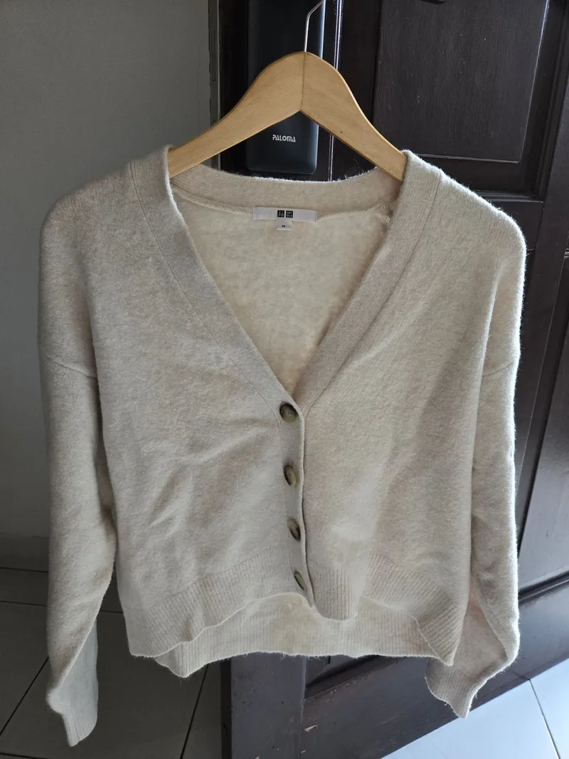 Uniqlo Minimalist Casual Cardigan Wanita gray cream photo 1