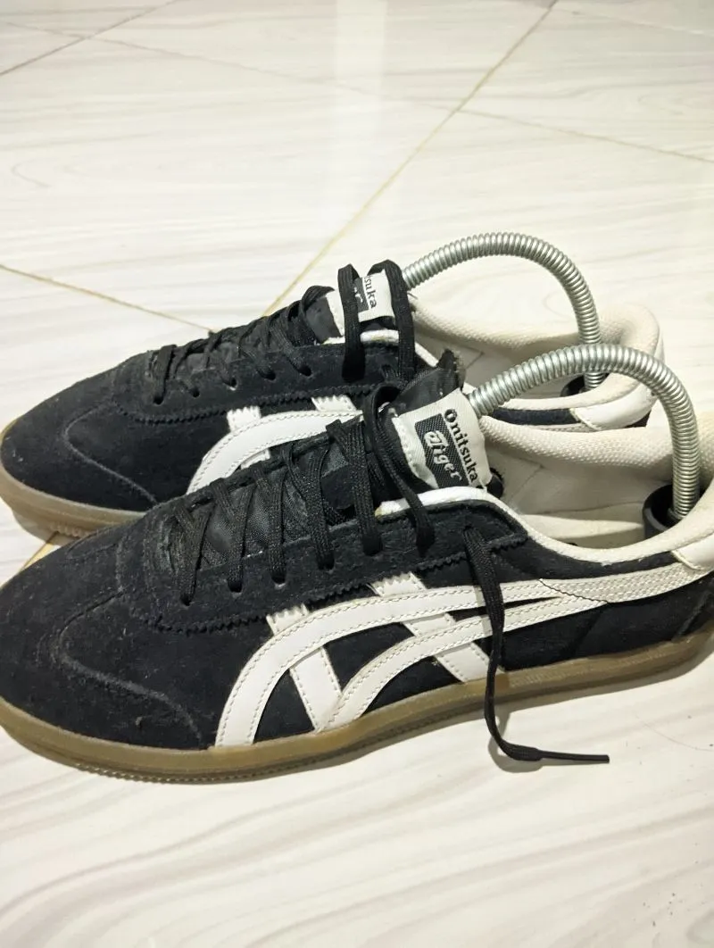 sepatu onitsuka black gum Preloved