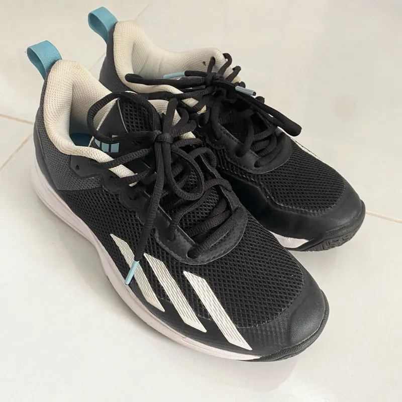 sepatu tennis adidas