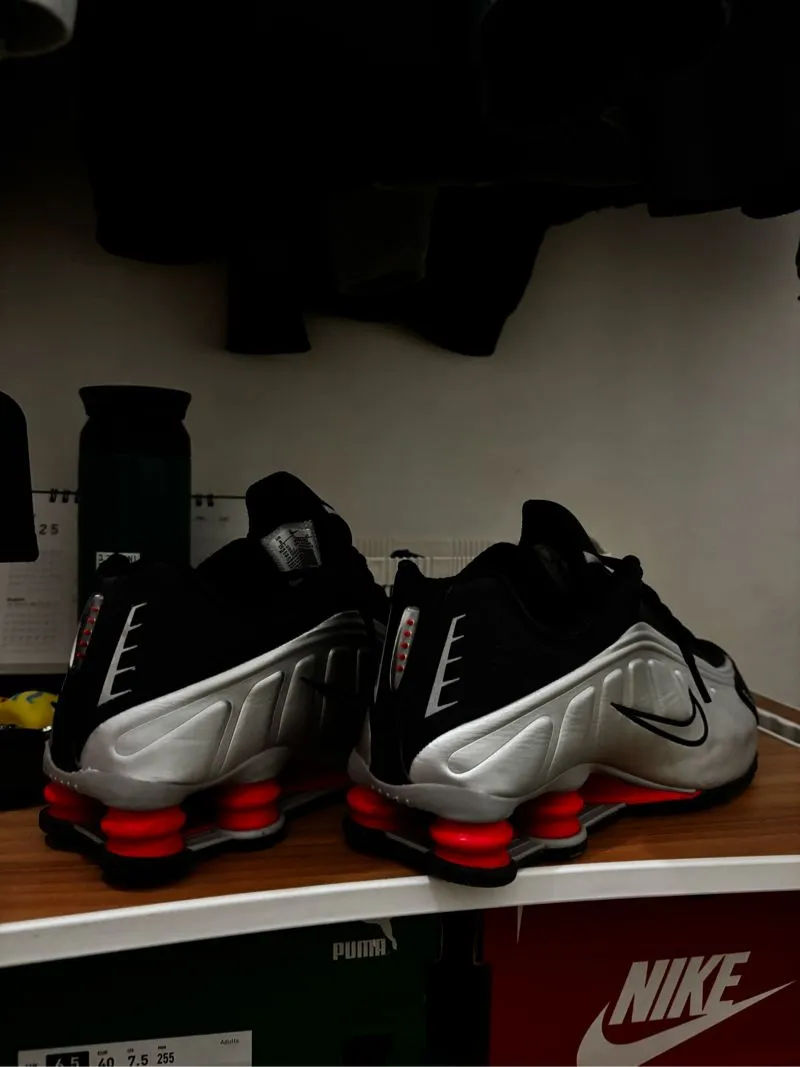 NIKE SHOX R4 ARGENT METALLIQUE photo 1