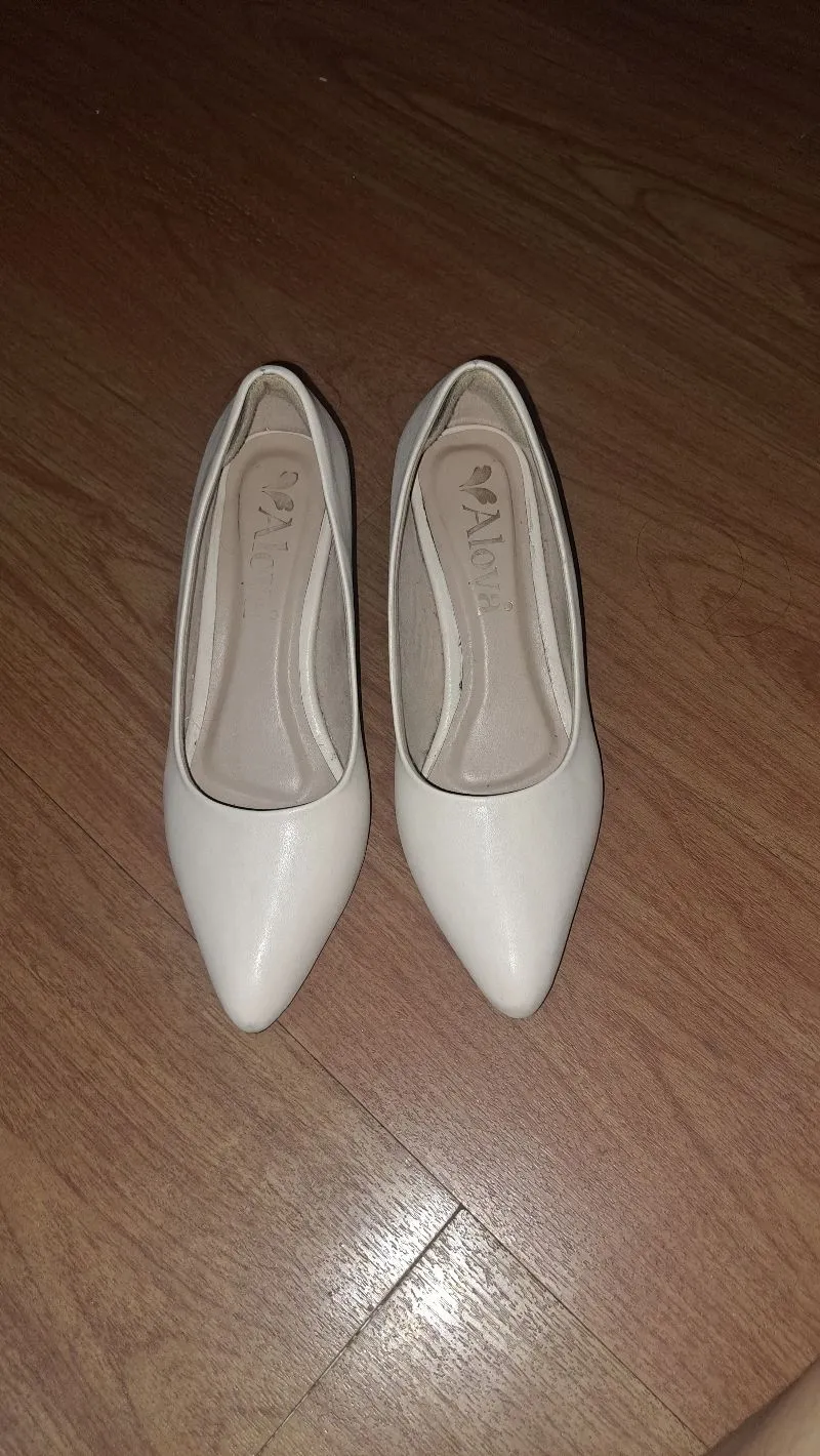Heels Wanita Warna Cream Almond Toe Elegan untuk Kerja & Aca photo 1