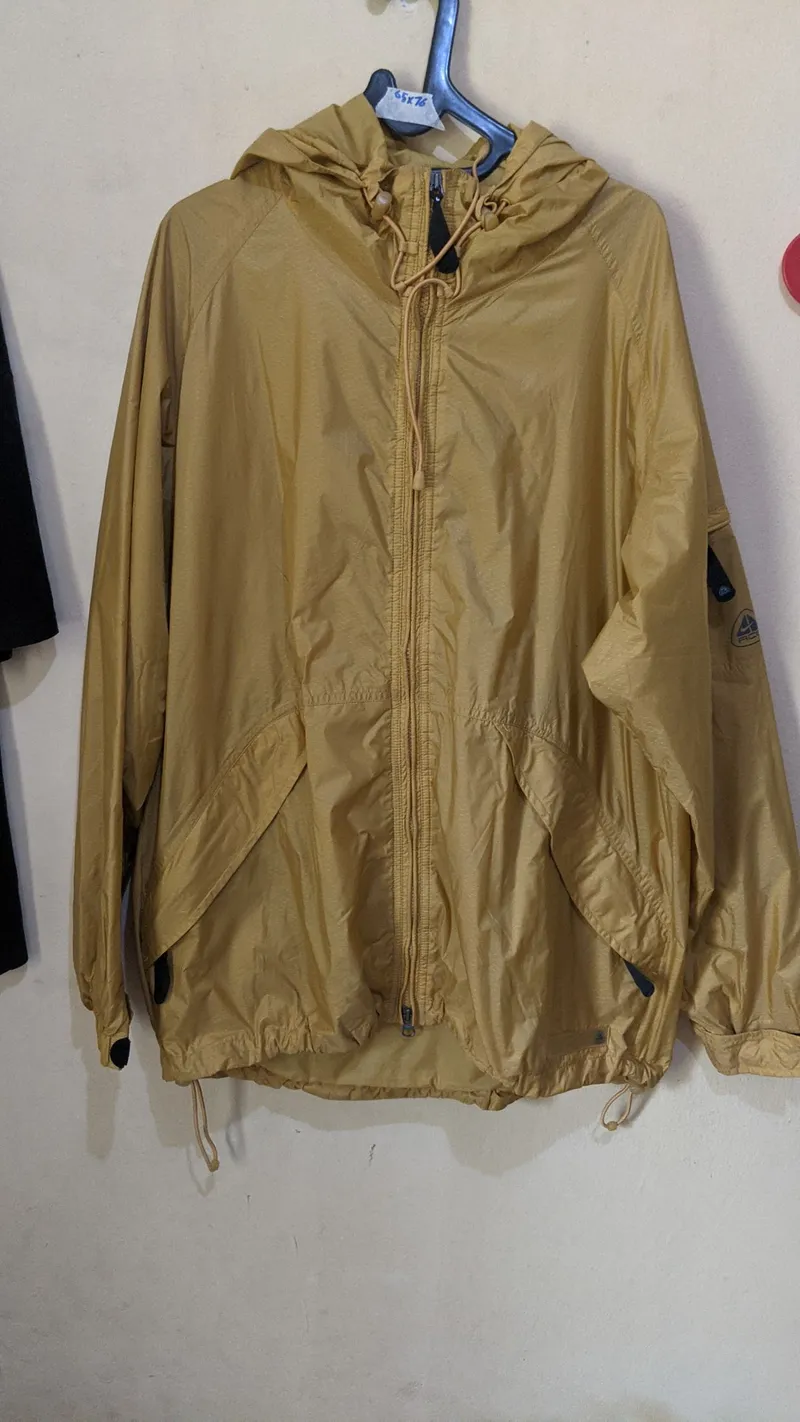 Nike ACG Sportswear Windbreaker Pria orange photo 1