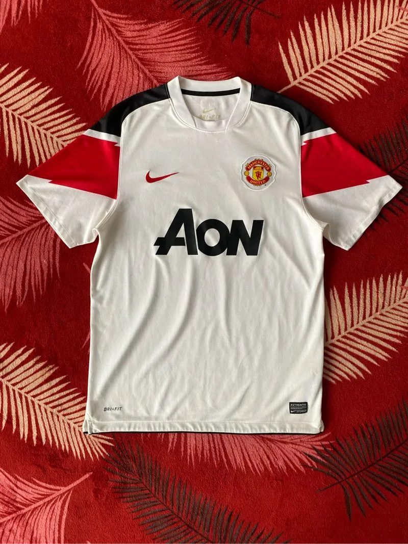 2010-11 Manchester United Away Football Shirt photo 1