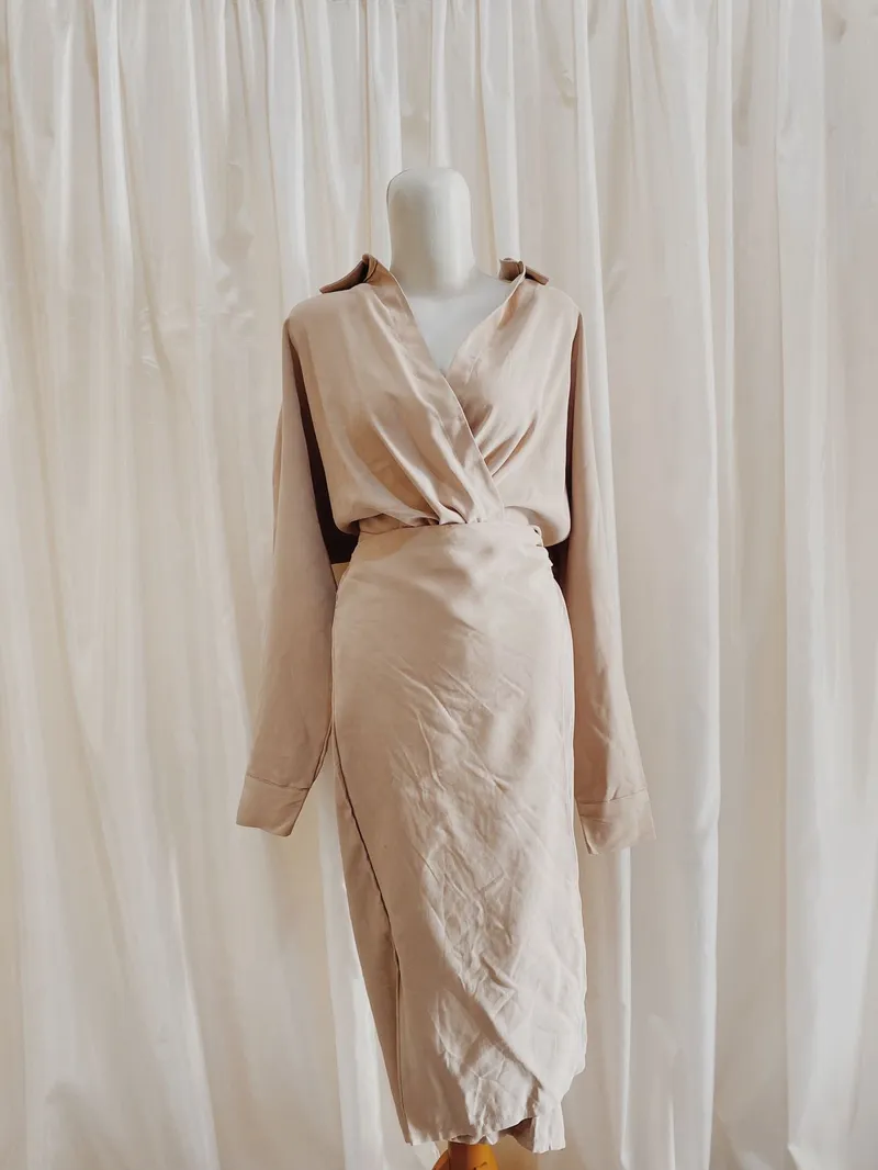 One Point Direction Luxury Minimalist Going out dress Wanita tan photo 1
