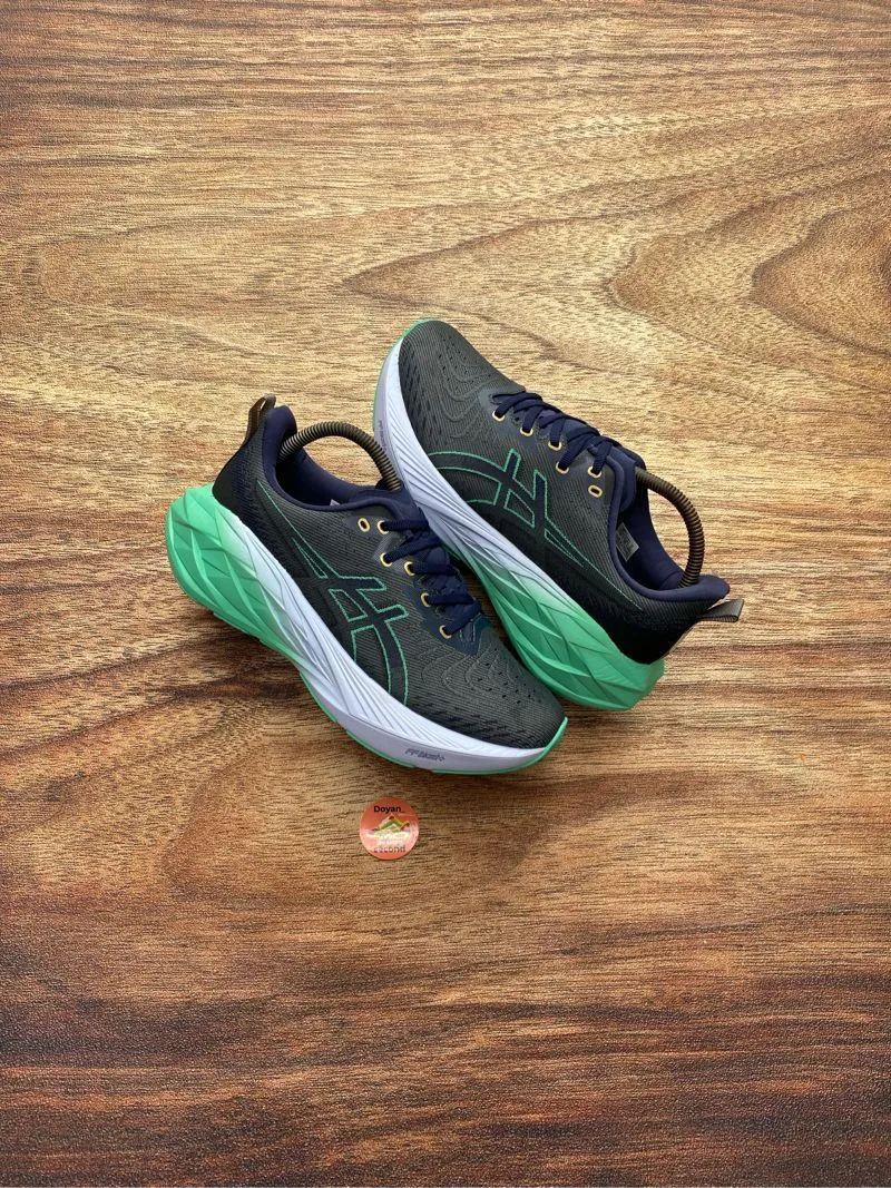 Asics novablast 4 photo 1