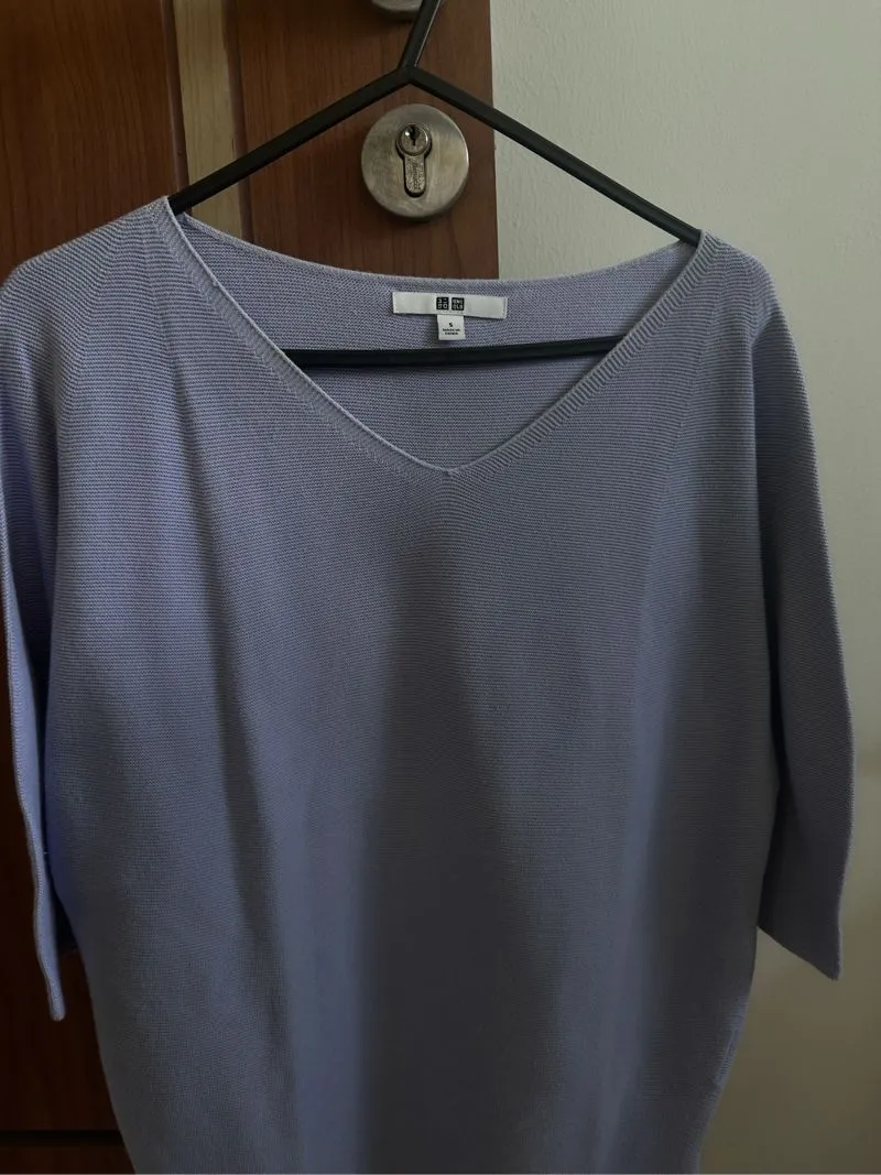 V Neck Sweater Uniqlo original photo 1