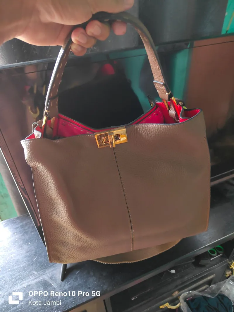 Fendi Luxury Casual Crossbody Bag Wanita brown photo 1