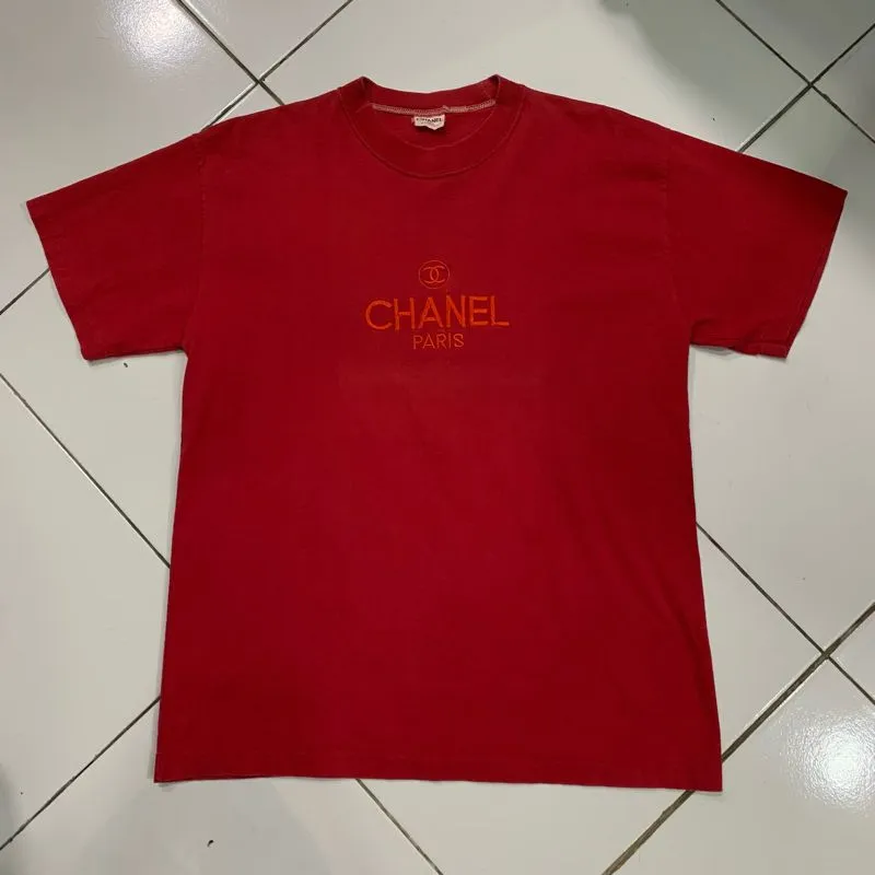 KAOS VINTAGE CHANEL EMBROIDERED LOGO T-SHIRT photo 1