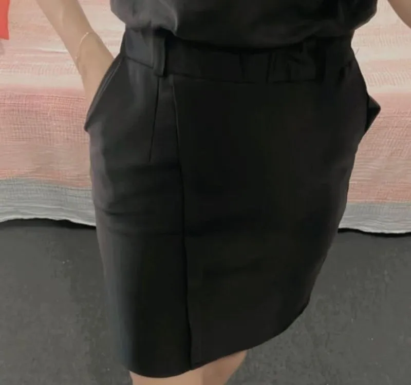 black skirt  photo 1