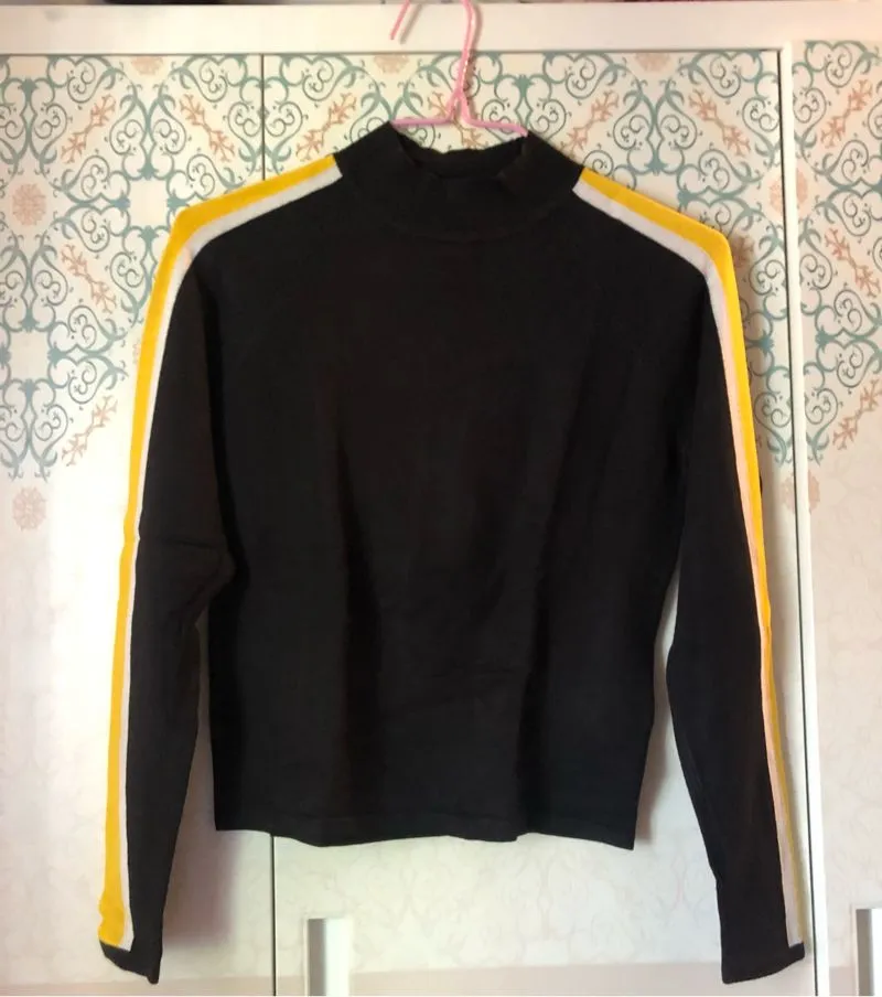 H&M Sweater Hitam - List Kuning Putih photo 1