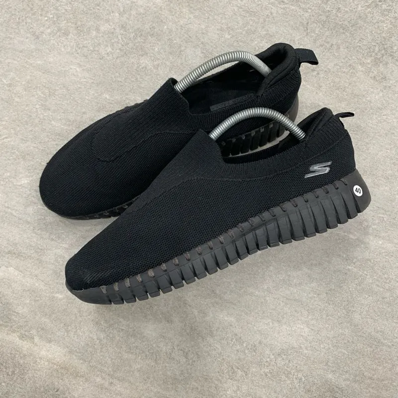 skechers fblack slipon photo 1