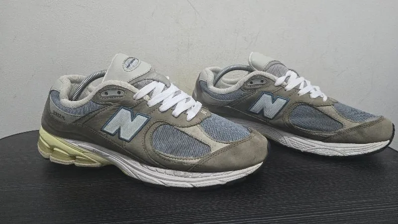 Sepatu New Balance NB 2002r size 44 (28 cm)
