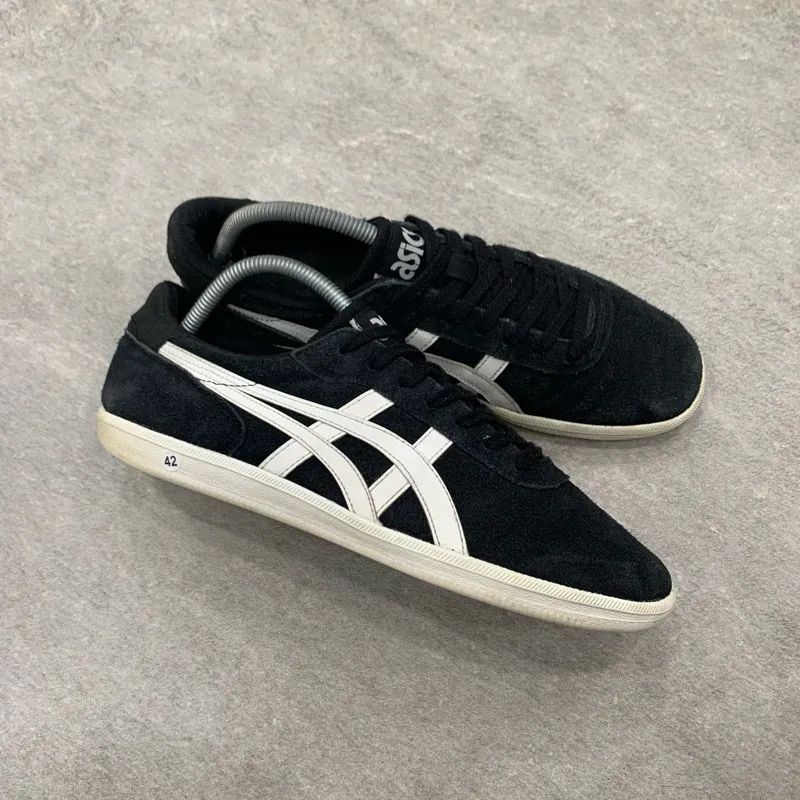 asics photo 1