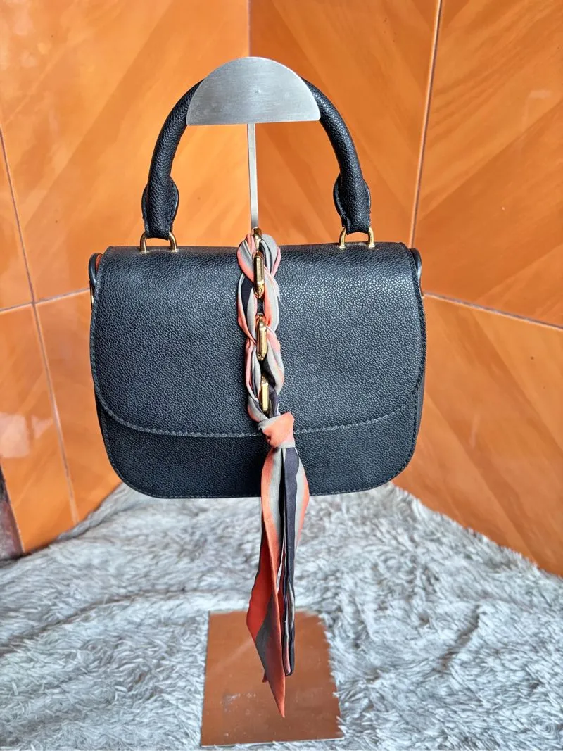 Charles&Keith Slingbag hitam photo 1