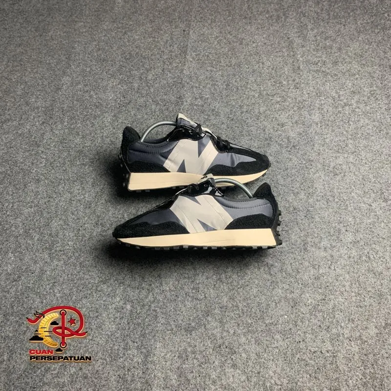 NEW BALANCE 327 BLACK GREY SILVER SUEDE photo 1