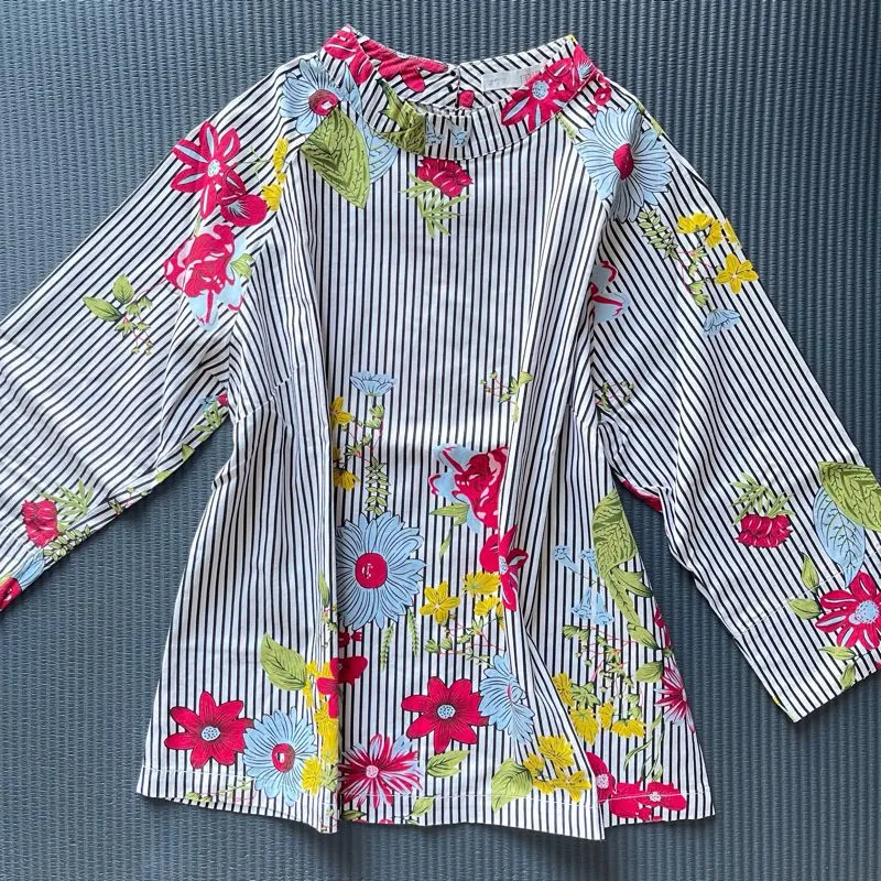 Minimal floral blouse photo 1