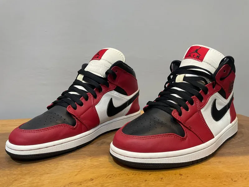 Nike Air Jordan Casual Sneakers Pria white red black