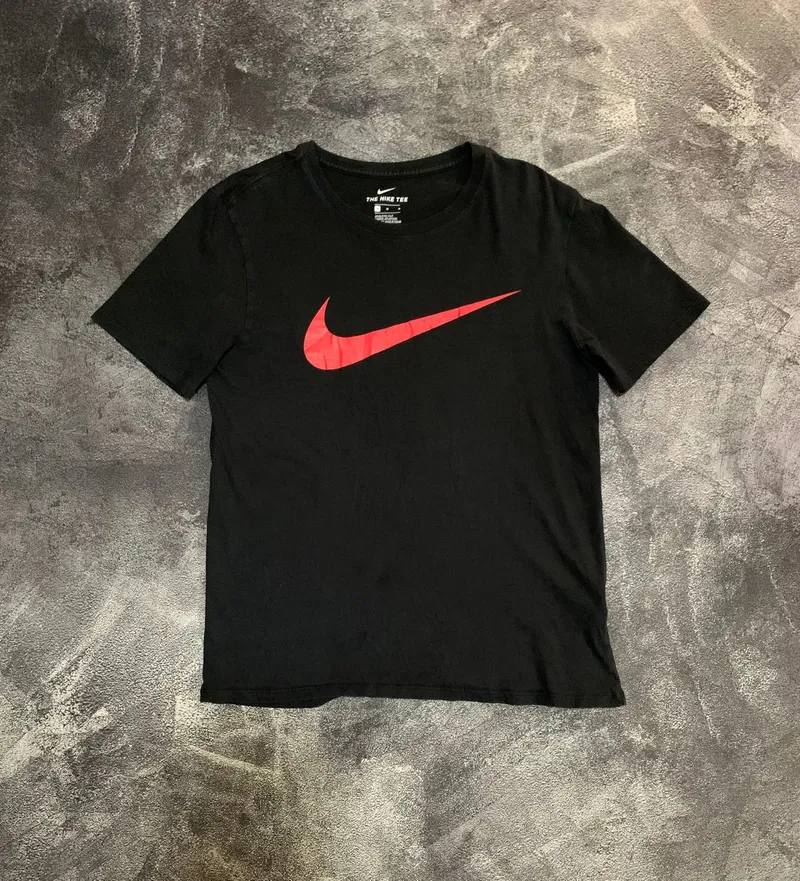 Nike Sportswear T-shirt Pria red black photo 1