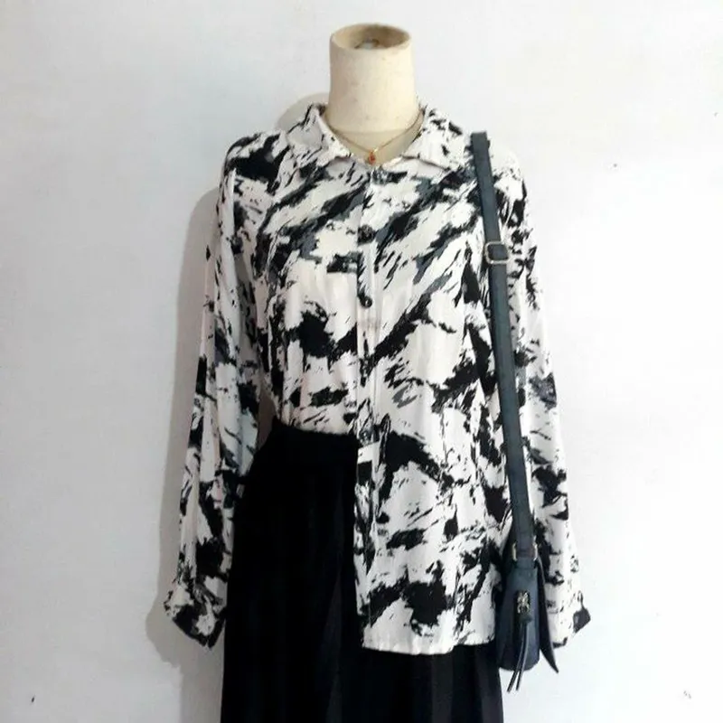 Vintage Streetwear Shirt Wanita white black photo 1
