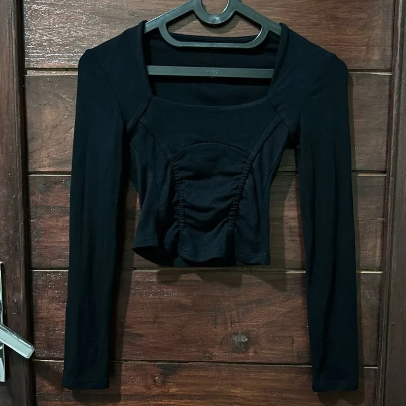 Crop Top Lengan Panjang Ruched Hitam photo 1