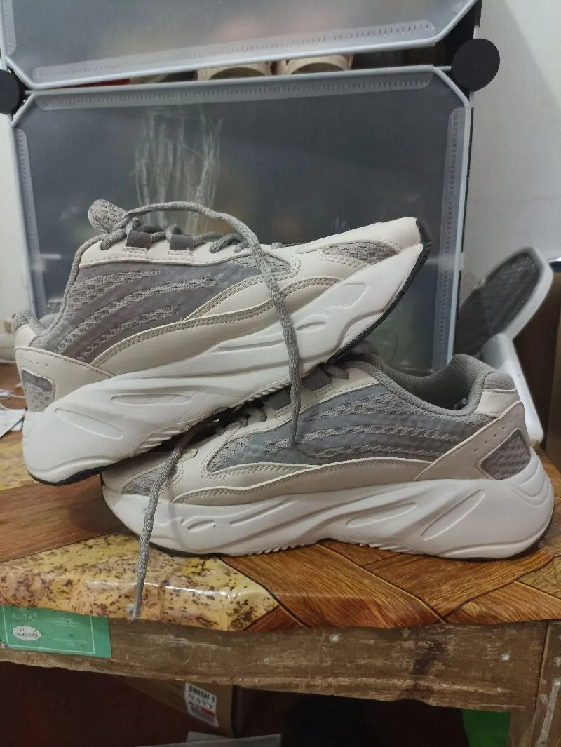 Sepatu Adidas Yezzy wave 700 photo 1