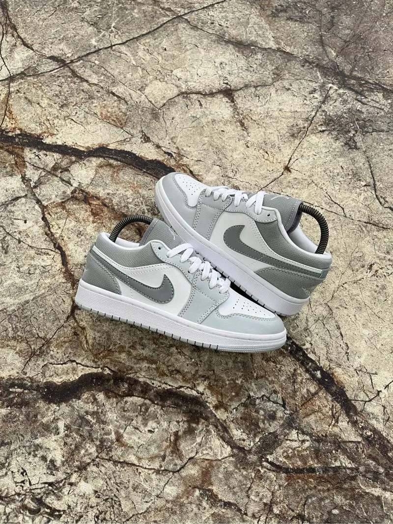 NIKE AIR JORDAN 1 LOW photo 1
