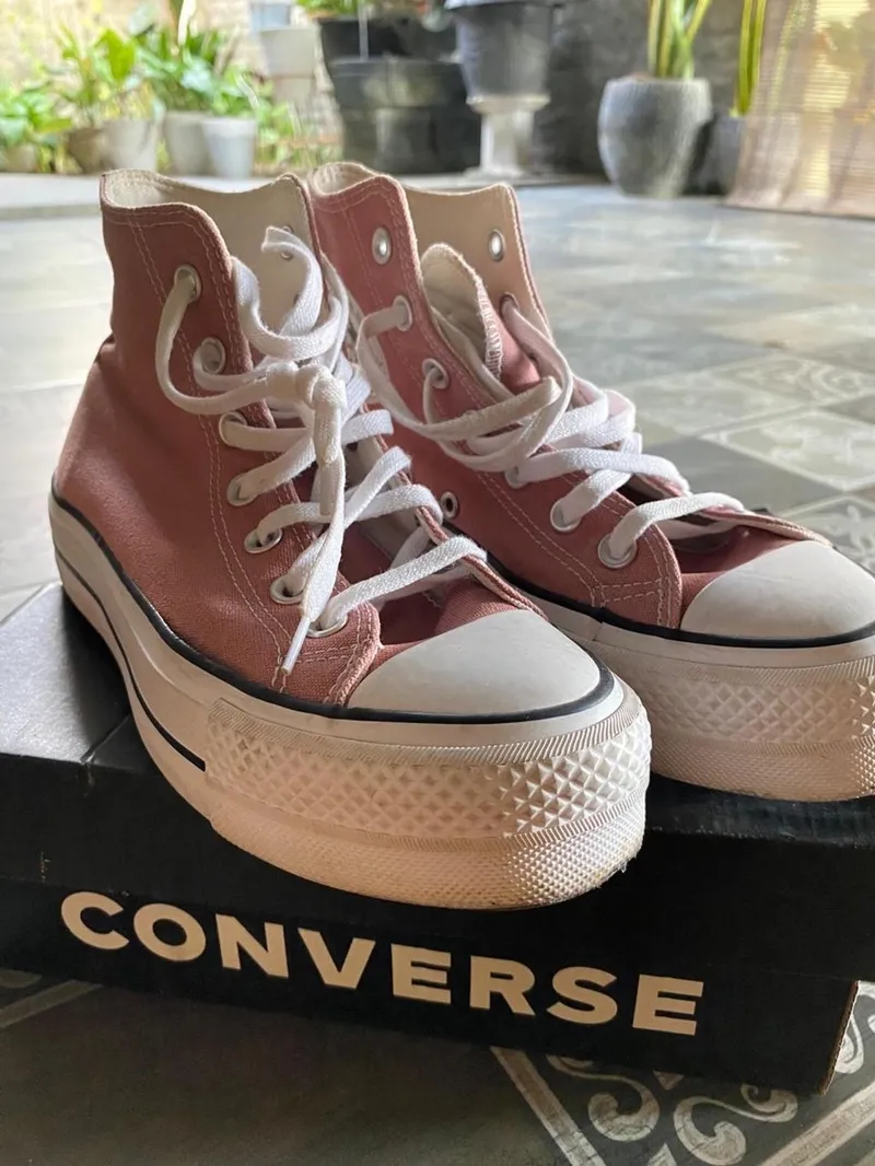 Converse Streetwear Y2K Sneakers Wanita white pink Preloved