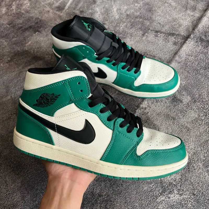 NIKE AJ 1 MID PINE GREEN photo 1