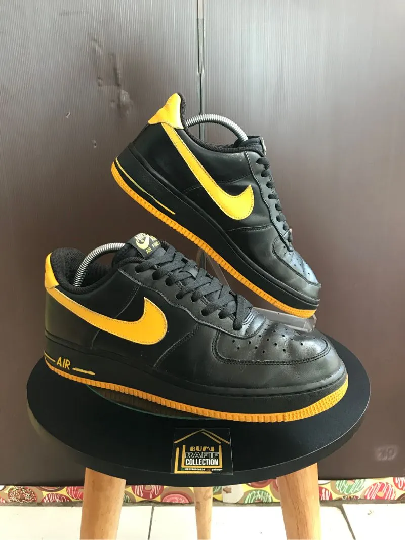 Nike Air Force 1 'Black Varsity Maize' photo 1