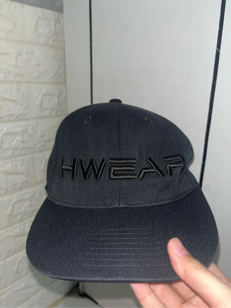 Topi brand 210 Fitted HWEAR hitam pekat photo 1