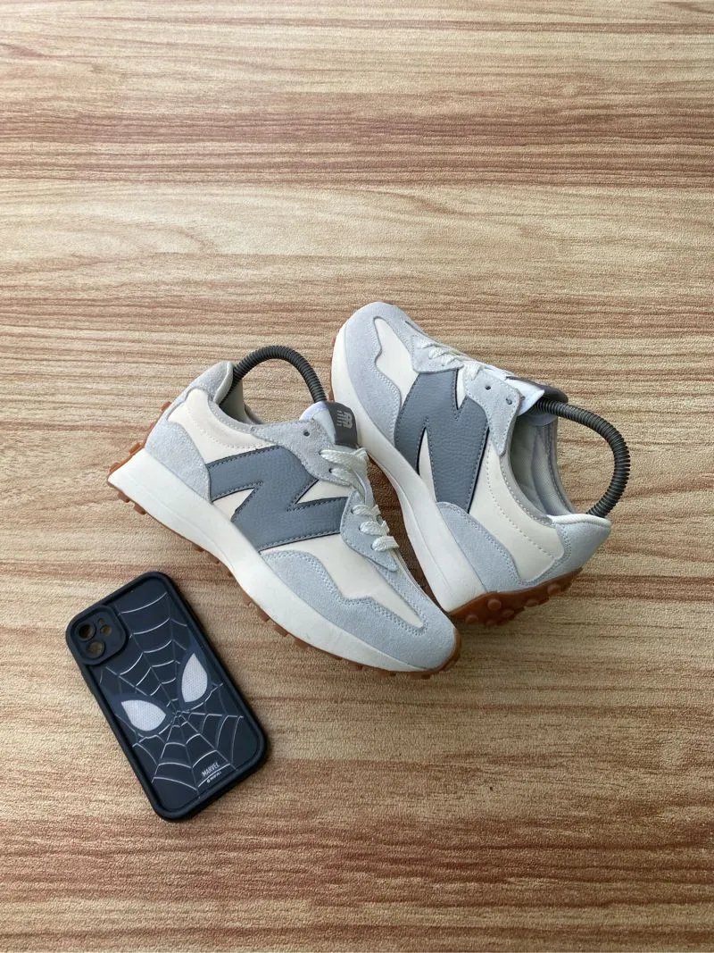 New Balance Casual Sportswear Sneakers Wanita cream photo 1