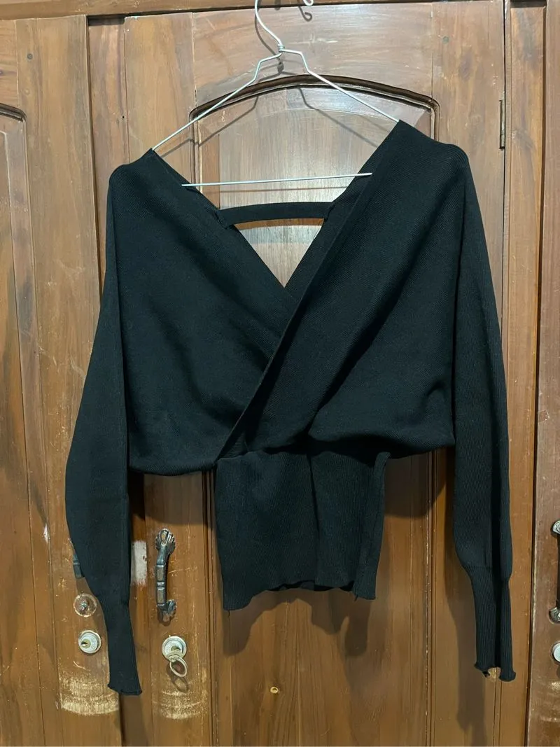 Rajut V-Neck Semi Crop Top photo 1