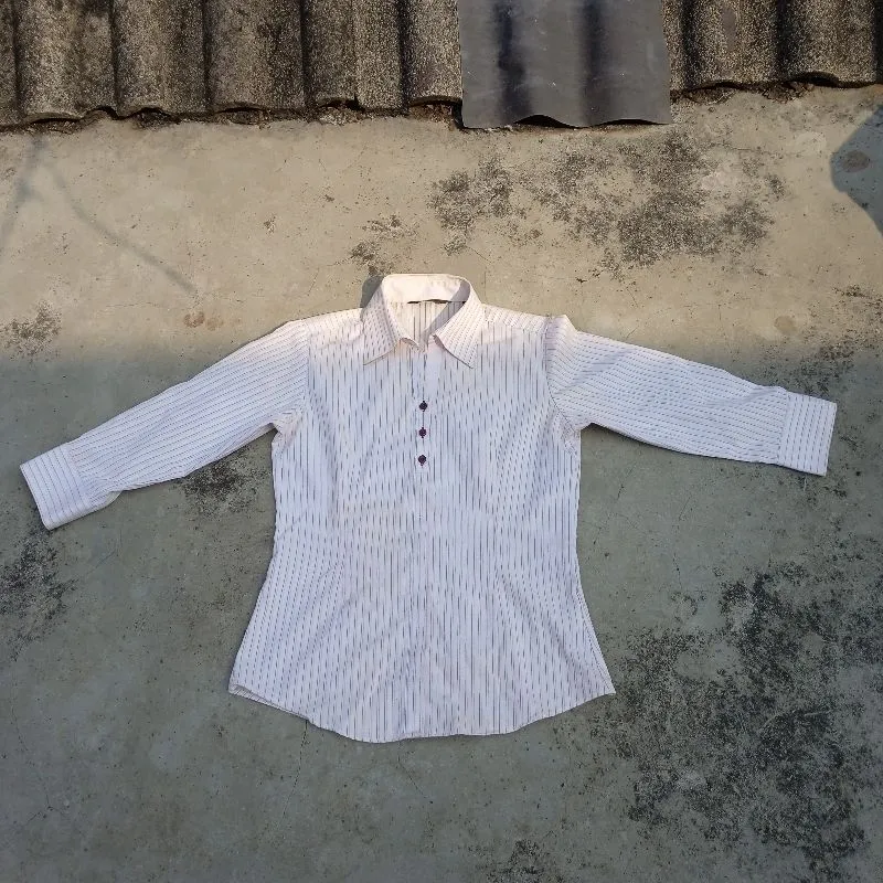 Kemeja Wanita Second BRICK HOUSE Slim Line Putih Garis Pink  photo 1