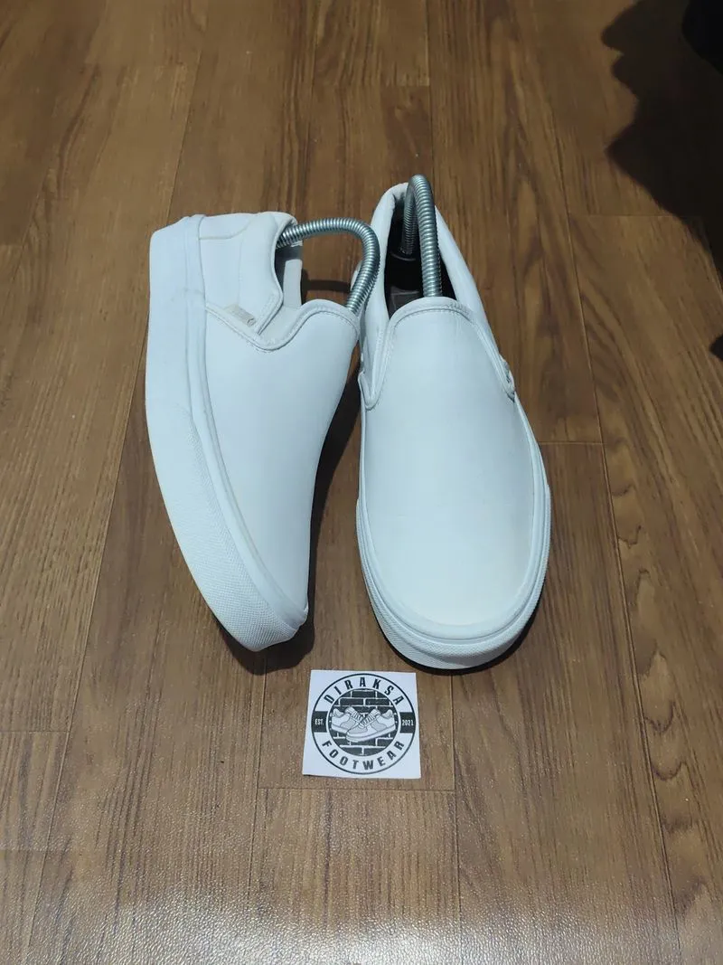 Marketplace Sepatu Vans Bali Sepatu Vans Slip On Classic True White Size 39  Preloved