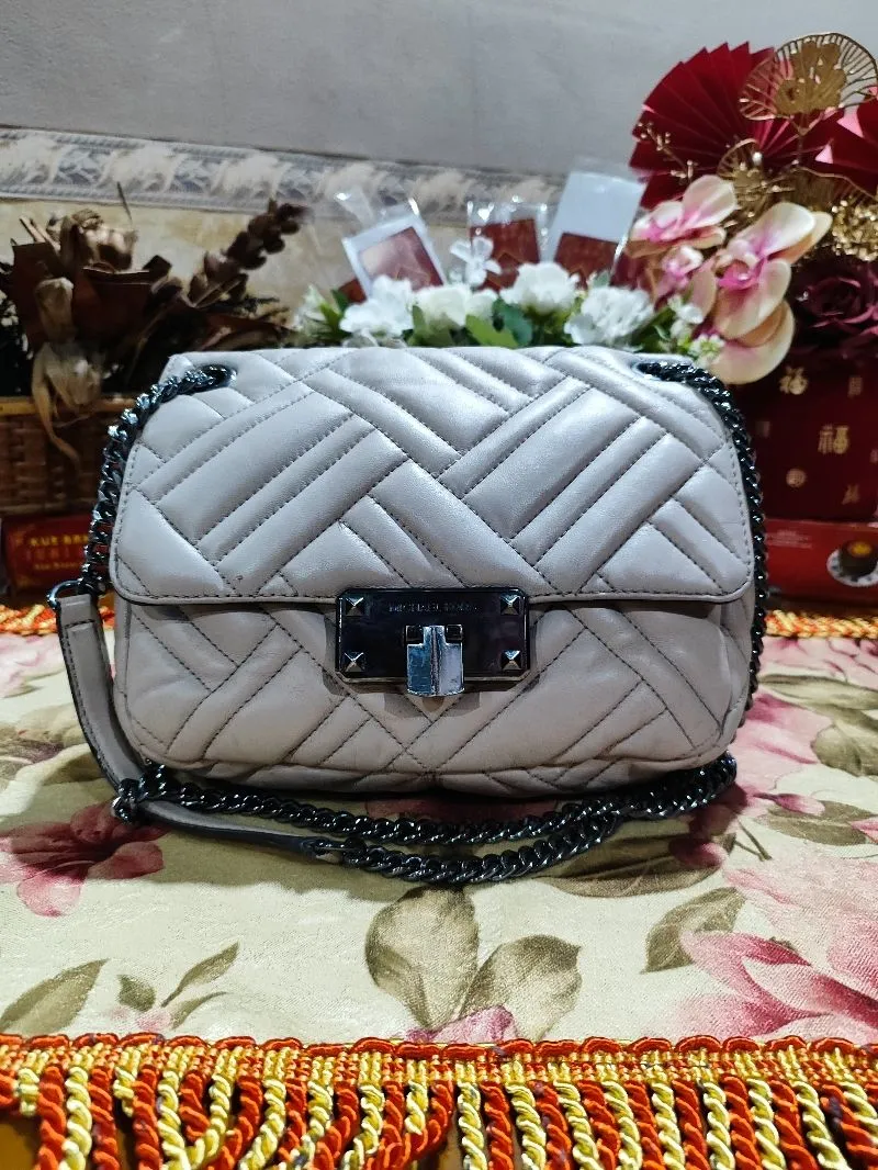 Michael Kors Peyton Medium Shoulder Flap Pearl Grey photo 1