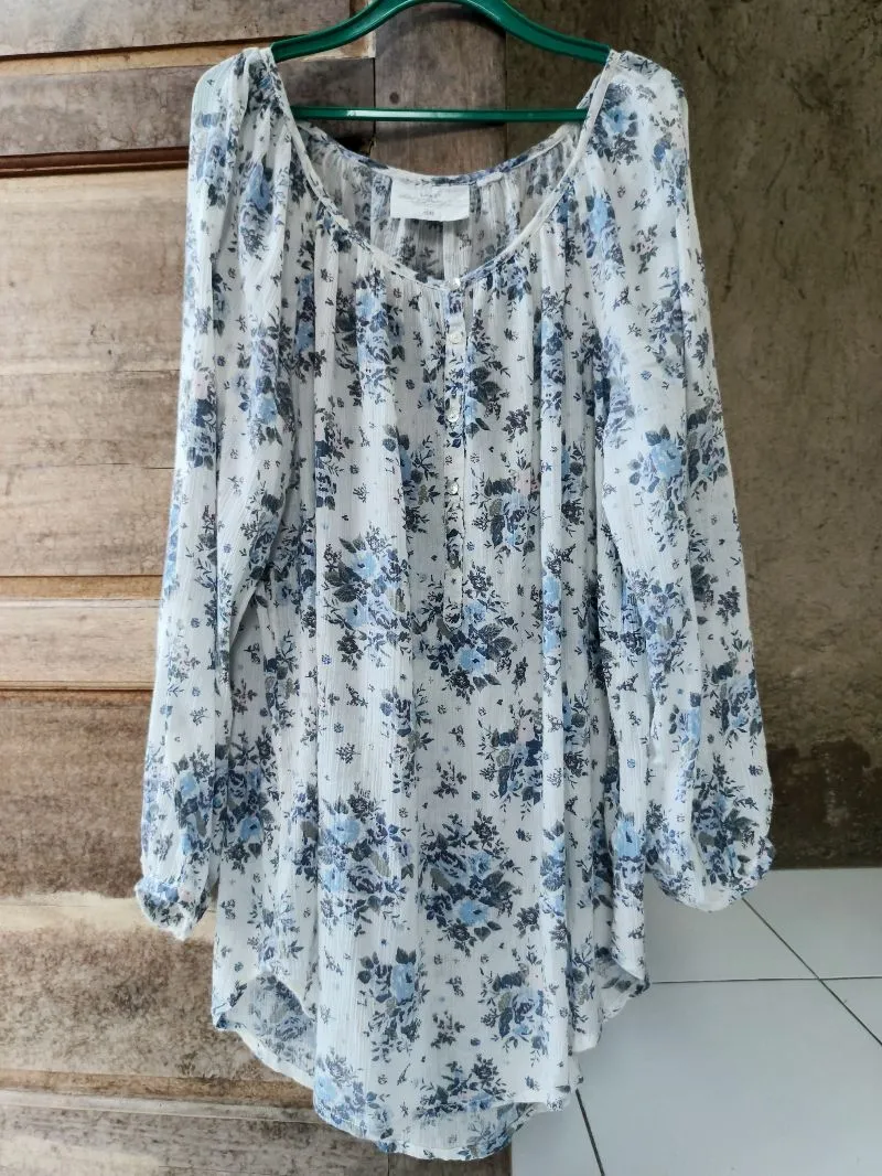 Blouse H&M motif bunga warna biru photo 1