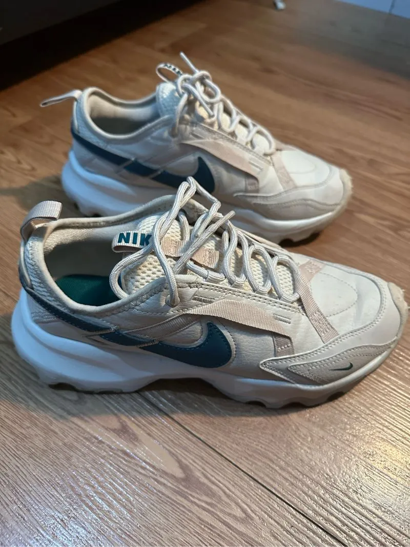 Sepatu NIKE W TC 7900 PALE IVORY