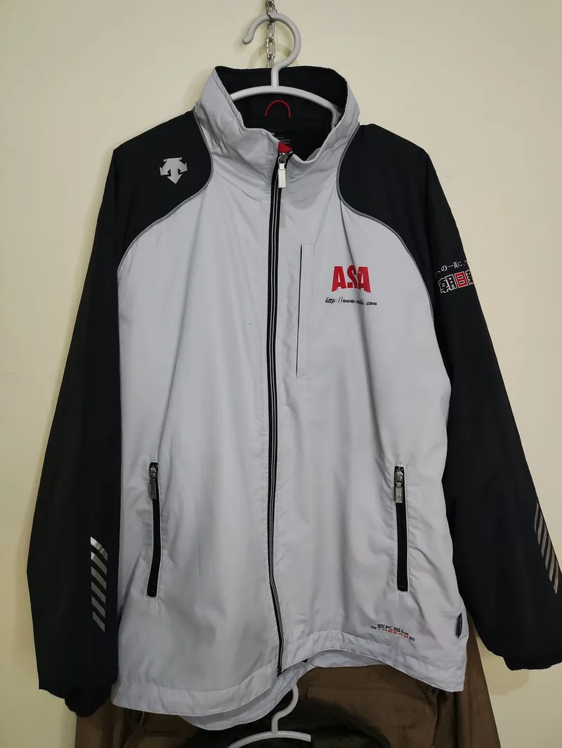 Descente Sportswear Casual Windbreaker Pria white red black photo 1