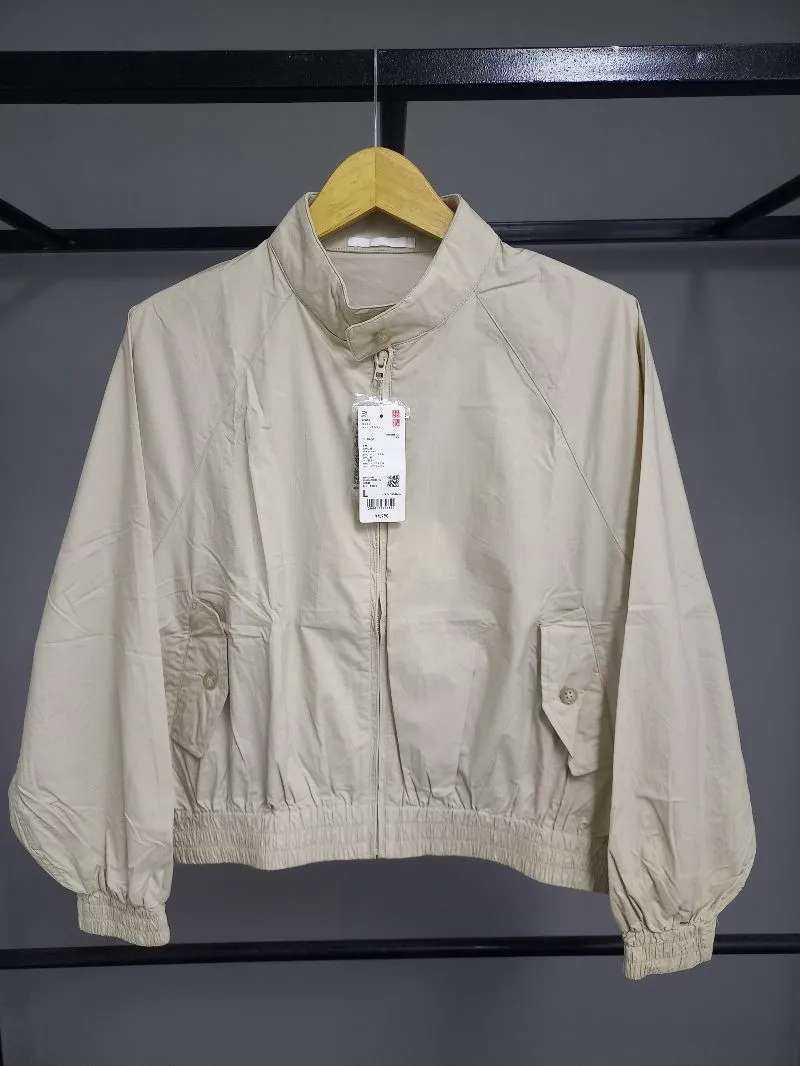 Uniqlo Casual Windbreaker Wanita cream photo 1